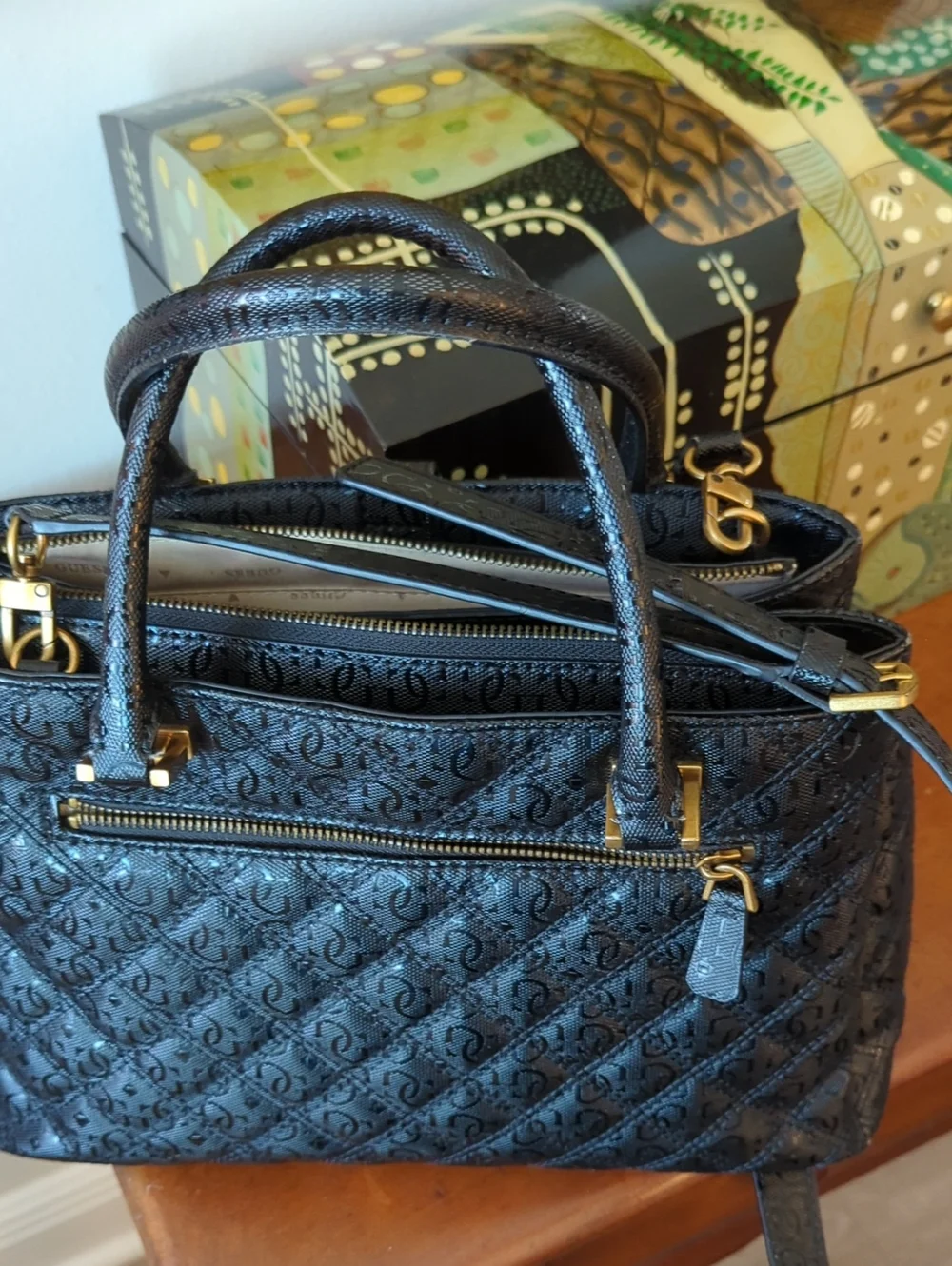 Guess featuring chic